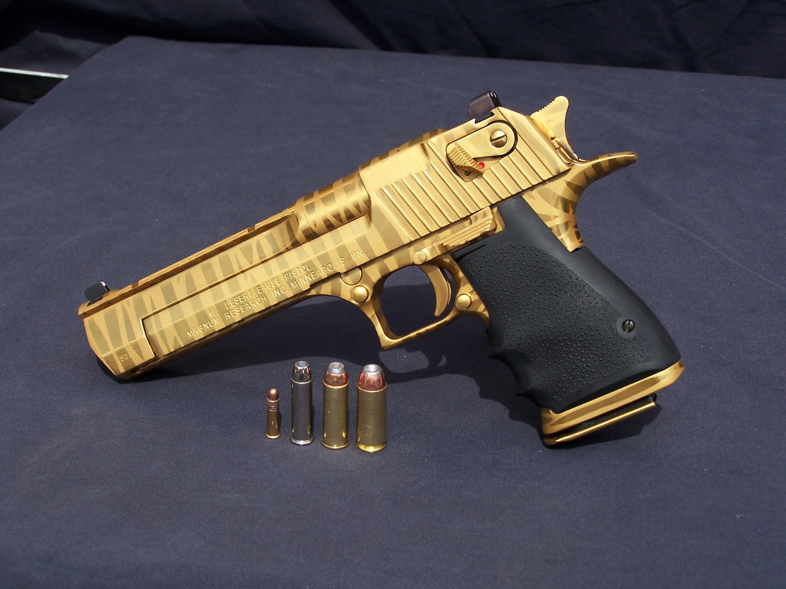 Gold guns. Десерт игл 50 Калибр. Desert Eagle Mark XIX 50ae Gold. Desert Eagle обойма. Glock 50ae.