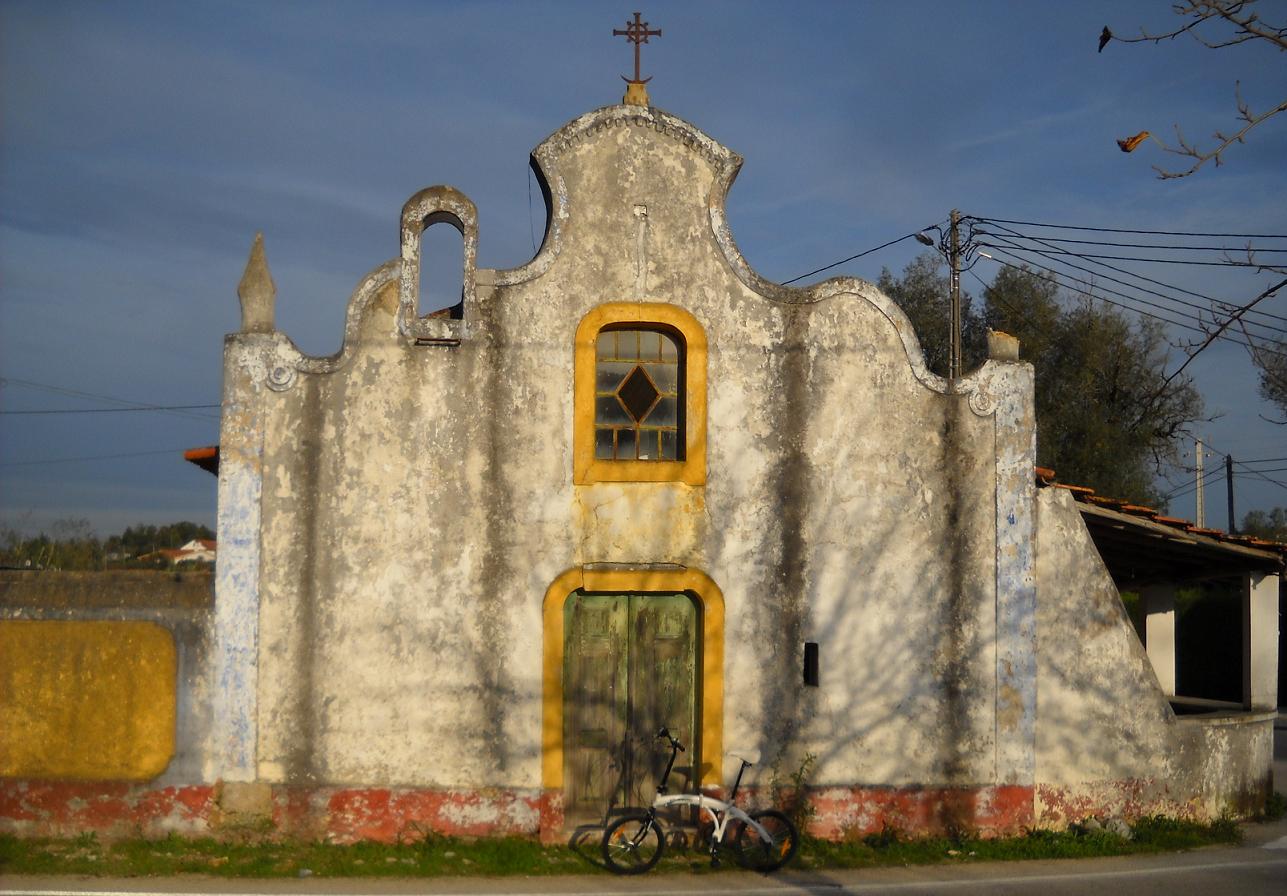 [capela+casal+do+barril+soure.JPG]