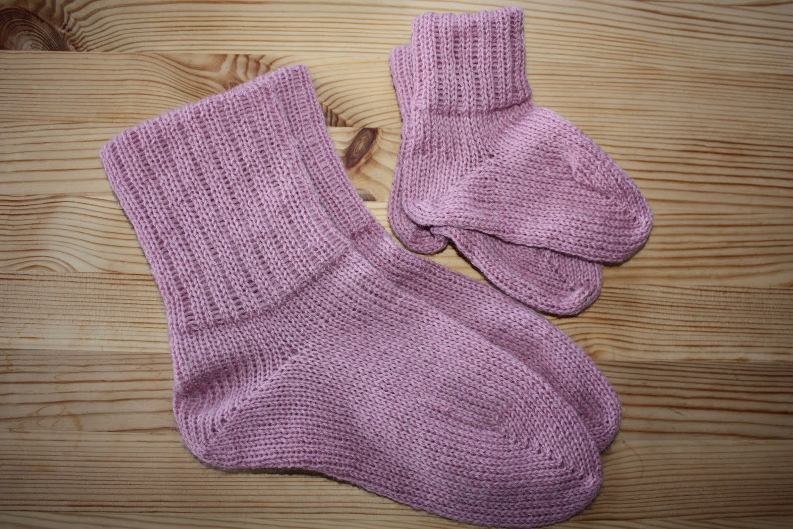 KRANMAJOLA: Sokker strikket på strikkemaskin.