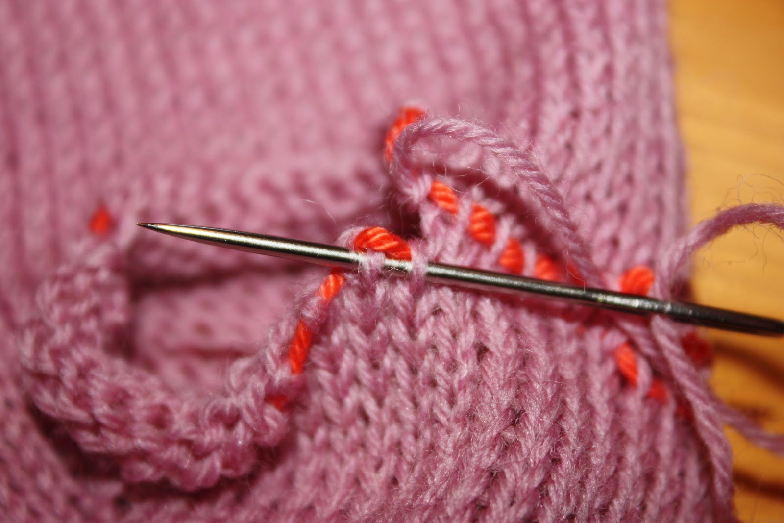 KRANMAJOLA: Sokker strikket på strikkemaskin.