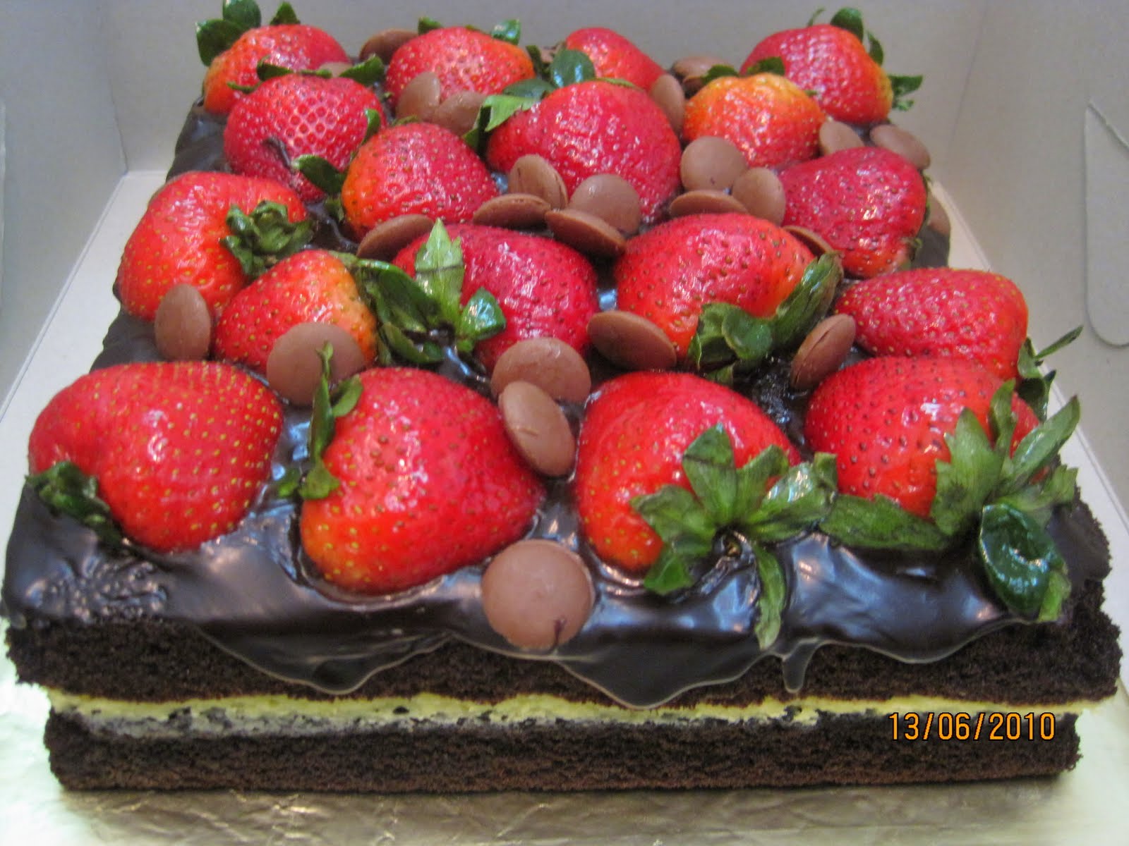 Edalina's CakeHouse Brownies kukus lapis cheese wif fresh strawberry