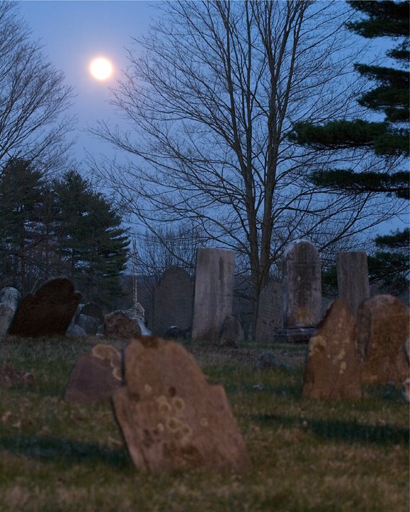 [Moon+&+cemetery+(4-27-08,+1098)-lr.jpg]
