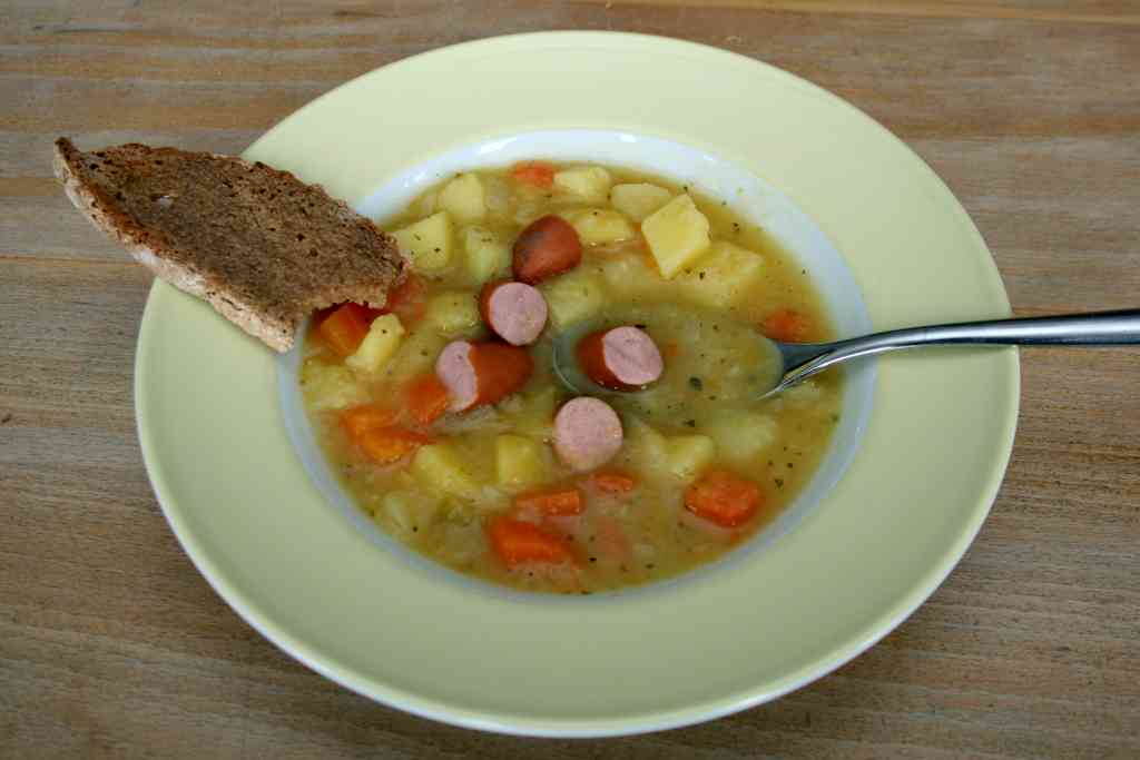 Kartoffelsuppe Mit Würstchen Und Karotten — Rezepte Suchen