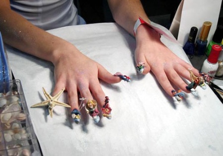 [Strange-manicure-006.jpg]