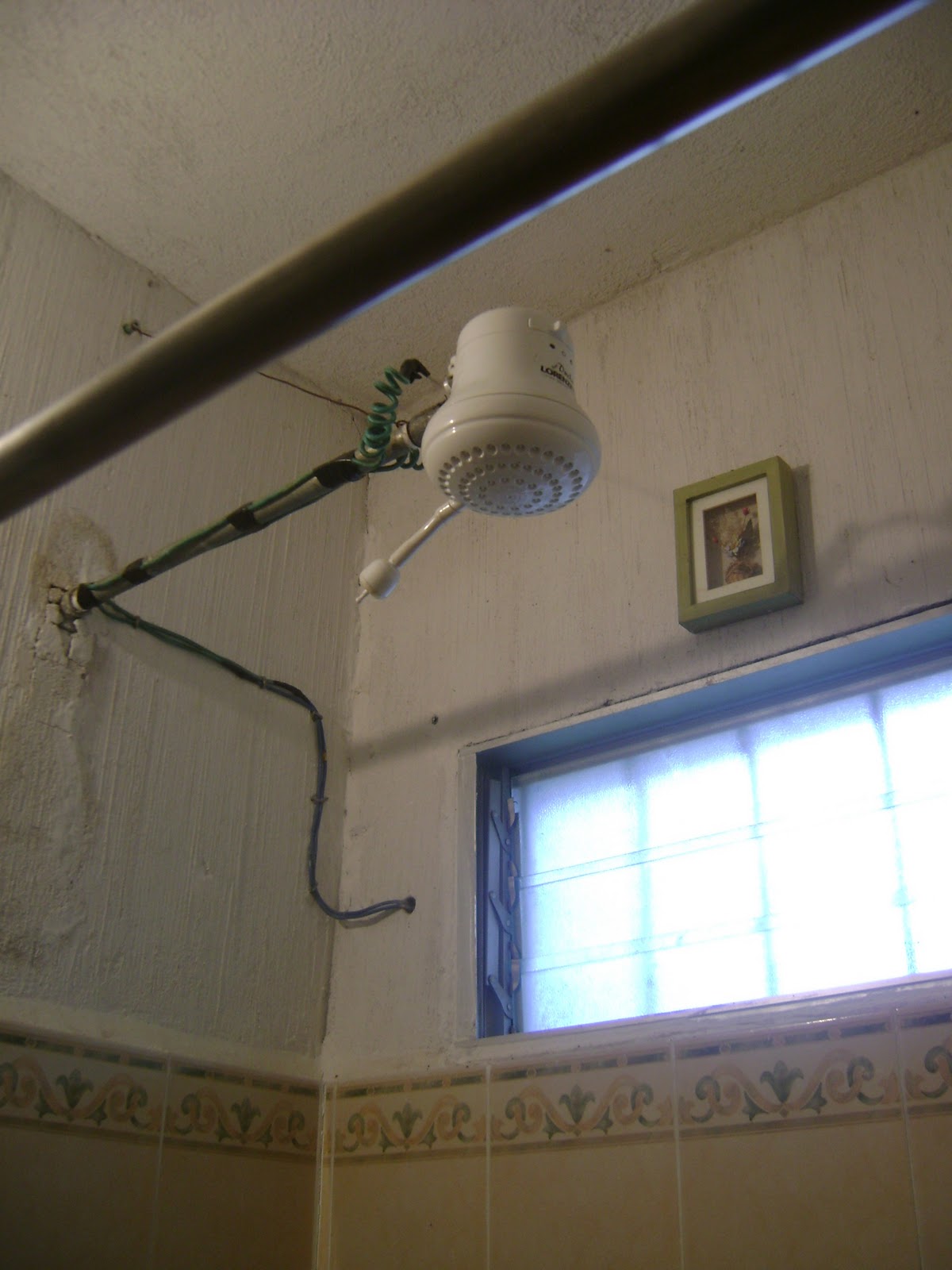 GuateJenniMalaFer How to take a shower in Guatemala without getting