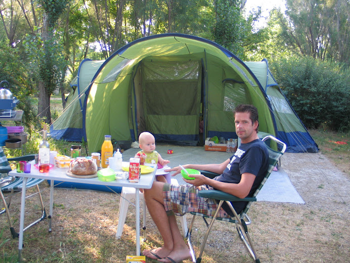 Voor de tent op de camping in Frankrijk