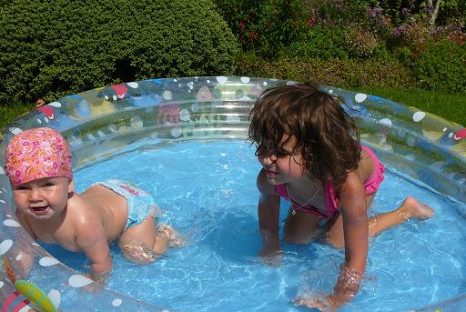Zwemmen met Naomi in Oma's tuin