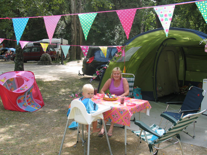 Taartje eten op Oma's verjaardag