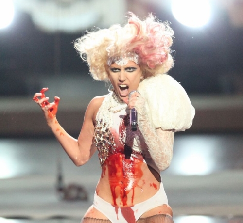 [Lady-Gaga-s-Bizarre-and-Bloodied-2009-VMA-Performance-2.jpg]