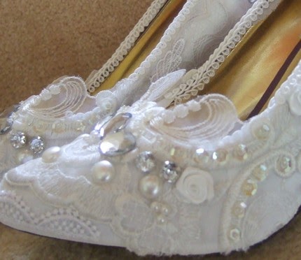 WDW (WEDDING DAY WEEKLY ) BLOGGING FOR BRIDES: Lace and Bling Wedding Shoes