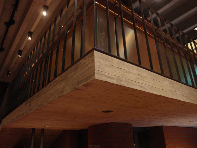 セアラで小さな犬が生きた銅像の役割を果たし、インターネットで話題に