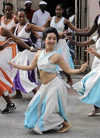 [cyclist+passes+11.jpg]