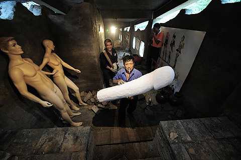 [Visitors+try+4.jpg]