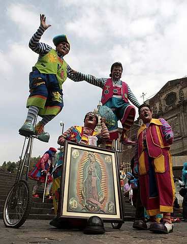 [clown+carries3.jpg]