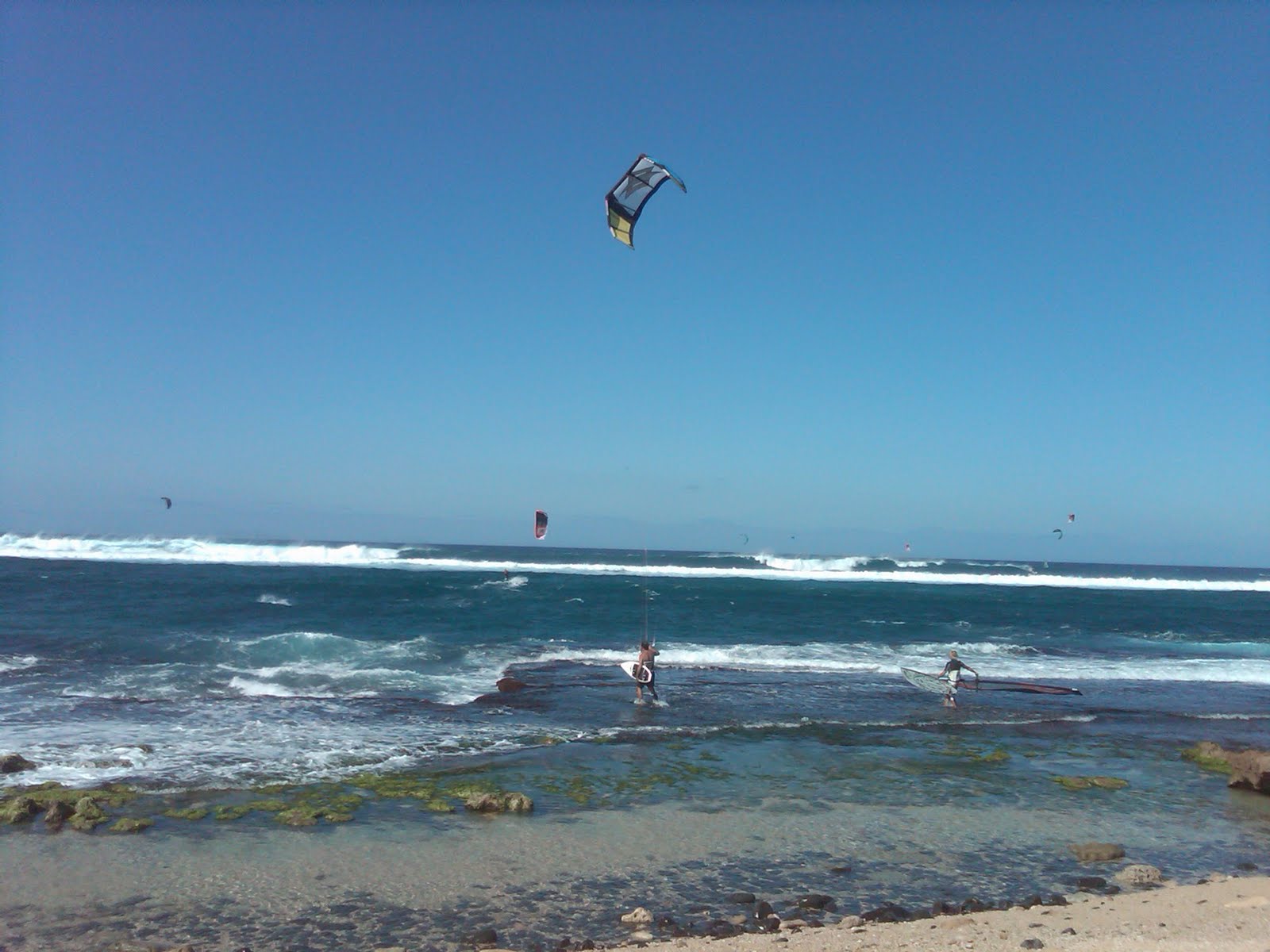 [Windsurfers+at+Ho'okipa+Beach+Jan+6+10.jpg]