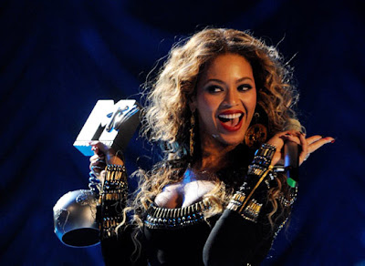 https://4.bp.blogspot.com/_5ZJhEIQKWS4/SvQb9Pbld4I/AAAAAAAABBk/Pjo-ot9hr5c/s400/beyonce10.jpg