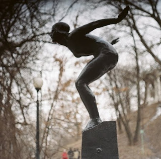 Photo of the statue of a swimmer in Neskuchny Garden