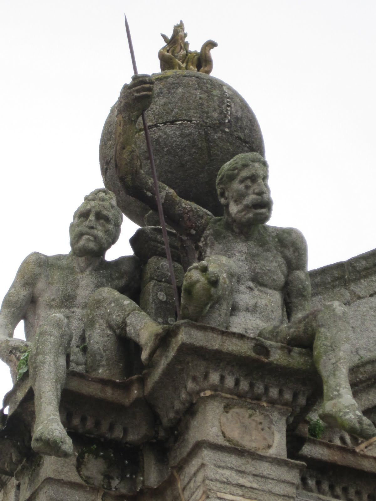 [2540-02Mar10-Évora-Ig+da+Graça-Atlantes.jpg]