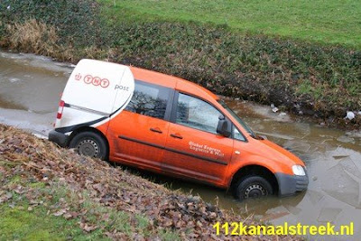 07-01-09-Auto-van-postbode-belandt-in-sloot-01.jpg