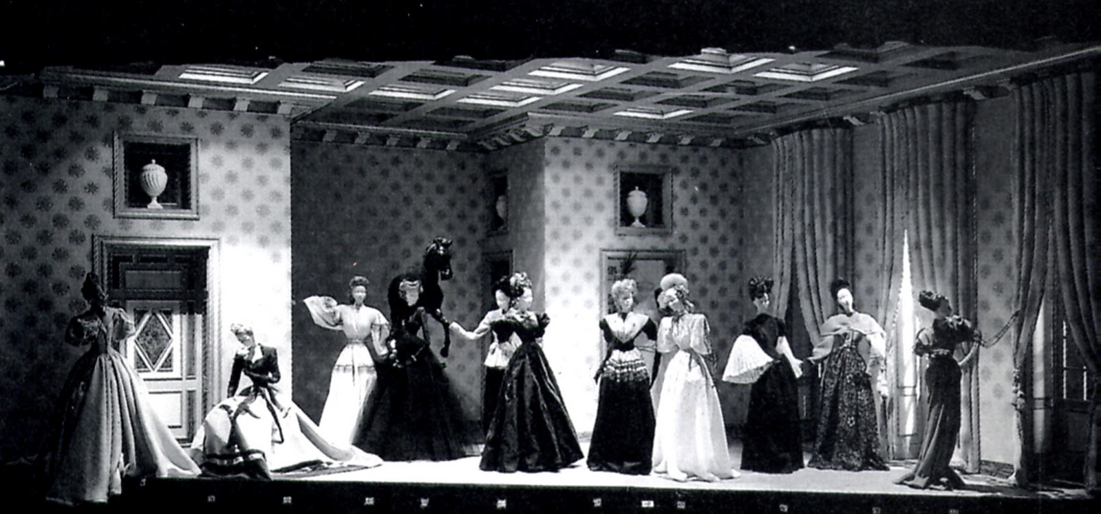 Театр вечен всегда. Выставка Théâtre de la Mode. Театр моды в Лувре 1945. Театр моды. Театр моды 1945 диор.