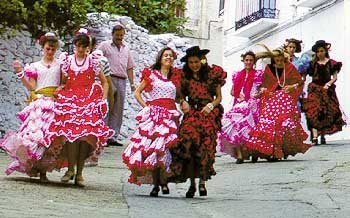 mujeres vestidas de faralaes en un pueblo de Andalucia