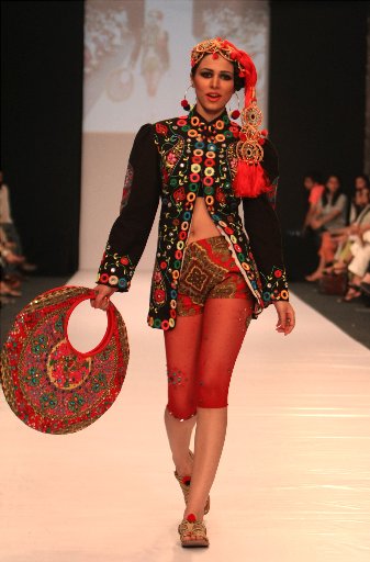 [Pakistan+Fashion+Goes+On+KAR101.JPG]