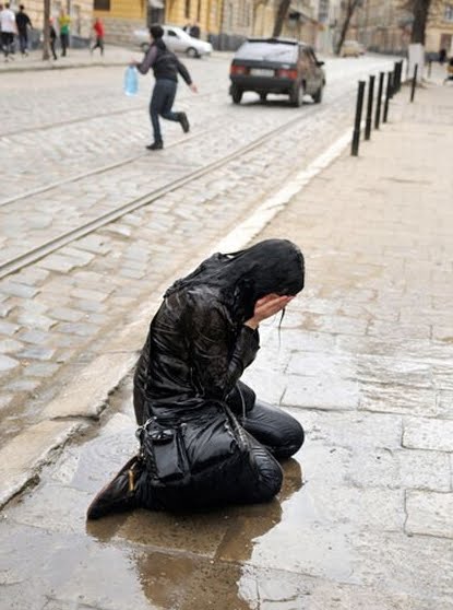 ウクライナのウェットマンデー 女の子に水をぶっかけ びしょ濡れ