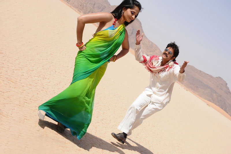 123teluguveera: Nagarjuna-Anushka Romantic Song in Ragada Movie Stills