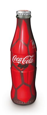 Coca Cola light botella diseñada  por Devota & Lomba
