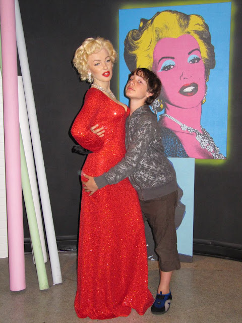 Arnau abrazando a Marilyn en Madame Tussauds Madame Tussauds Marilyn Monroe
