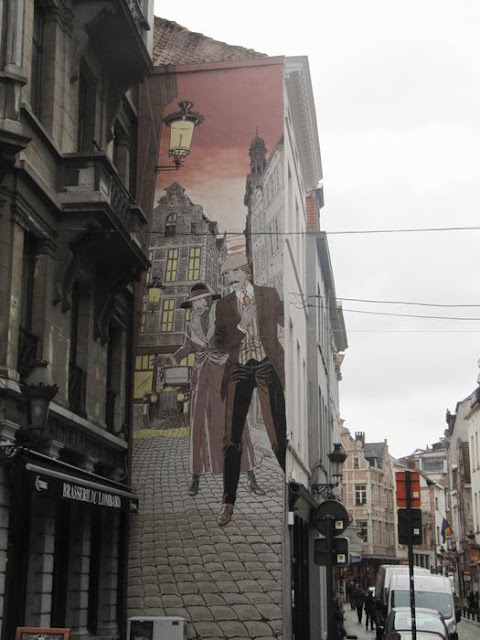Mural Carin - Victor Sackville Situado en la calle de Kolenmarkt ó rue Marché aux Charbon. Inaugurado en 1992 la superficie total es de unos 35 metros cuadrados 