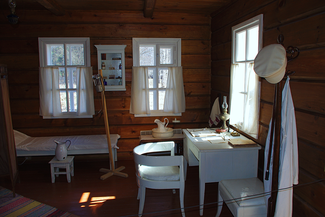 Флигель дружинина. Чехов мелихово усадьба флигель-кухня. Чехов мелихово усадьба флигель-кухня. Флигель внутри. Усадьба горки ленинские северный флигель.