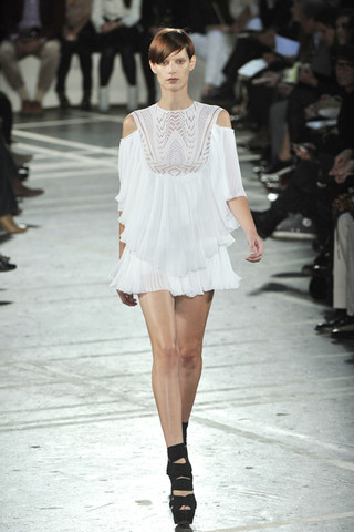 [Givenchy-Podium-spring-fashion-2010-046_runway.jpg]
