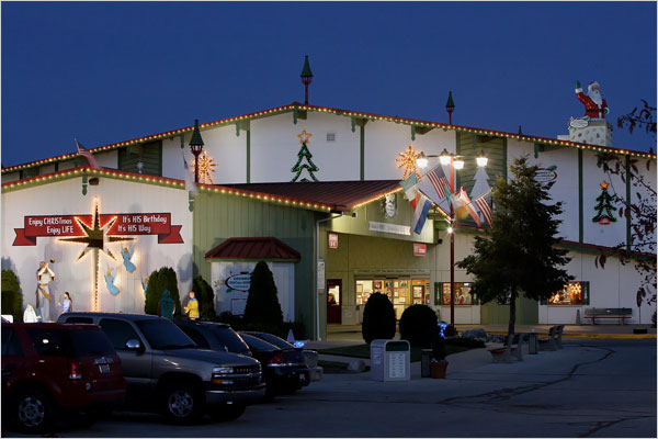 Visiting the world's largest christmas store Girl With The Curlz: Worlds Largest Christmas Store