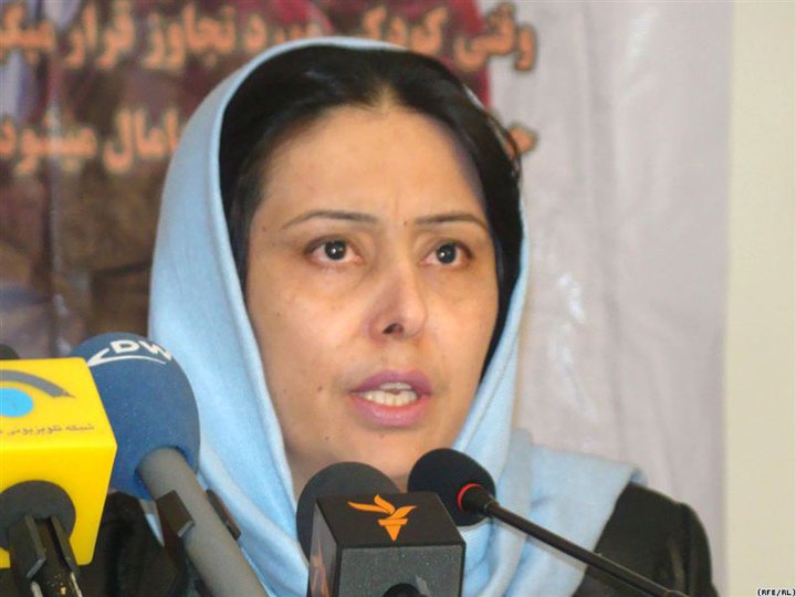 I حمیده برمکی فعال جنبش زنان افغانستان، فعال حقوق انسانی، به همراه با همسر و چهار فرزند خود روز