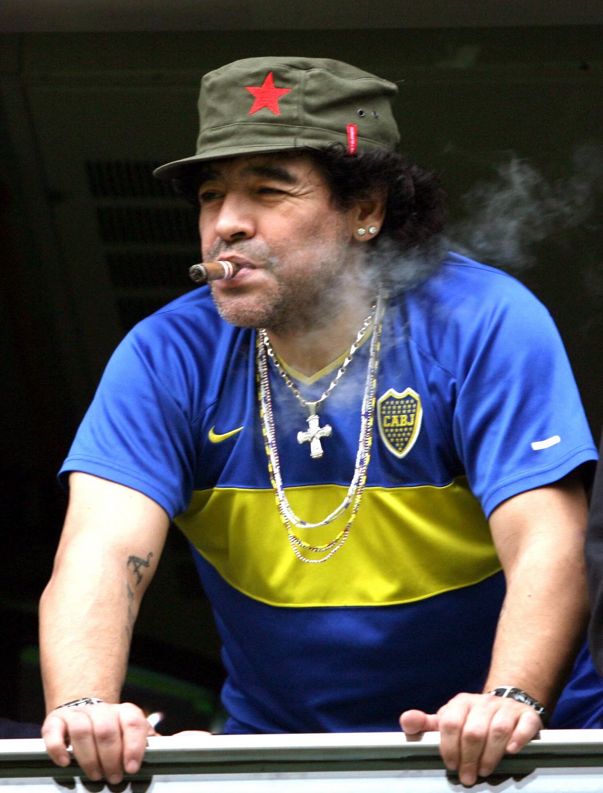 http://4.bp.blogspot.com/_6fsEVc1TEME/TM6WXNH8mxI/AAAAAAAAACY/I76EZxnmdh0/s1600/Maradona.jpg