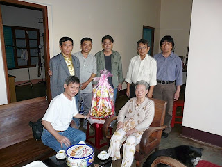 anh em K7 Sài Gòn cùng gia đình Y Hòa (Cụ bà, anh Y Nguyên K5 và cậu em Y Thắng)