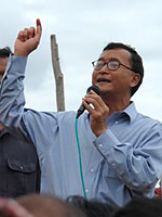 [sam+rainsy+hand+raised.jpg]