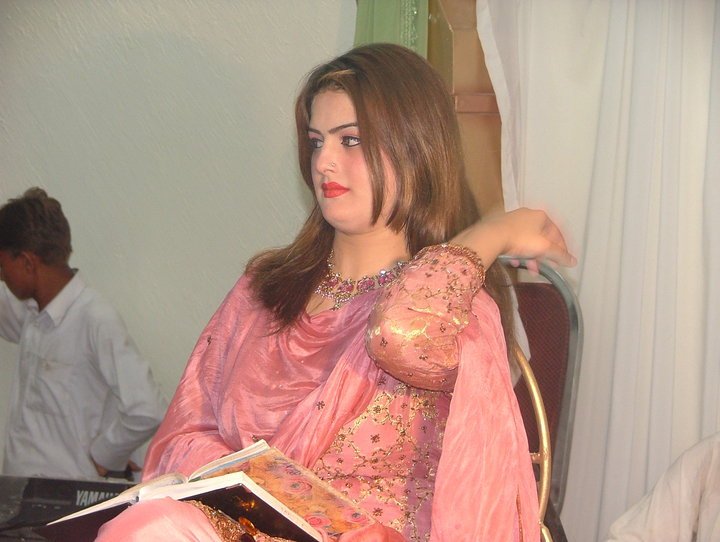 Semono Iku Smart Pashto Singer Ghazala Javed New Cute Private Photos At Home 