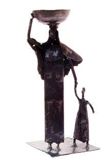 Mujer egipcia con su pequeño de la mano de regreso del mercado