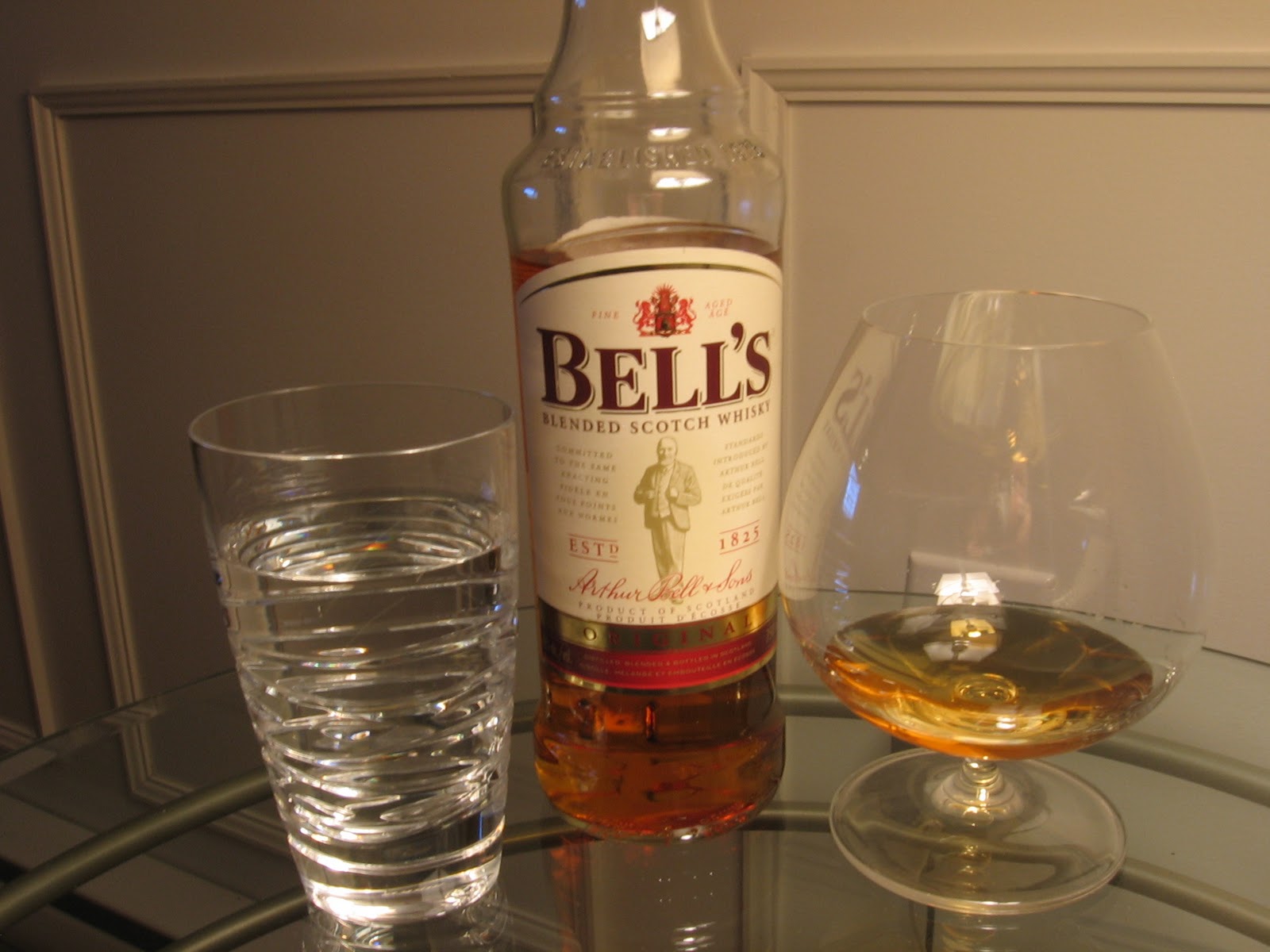 Белс контакты. Bells Blended Scotch Whisky. Bell's Blended Scotch Whisky 0.5. Arthur Bell виски. Bell's old Scotch Whisky.