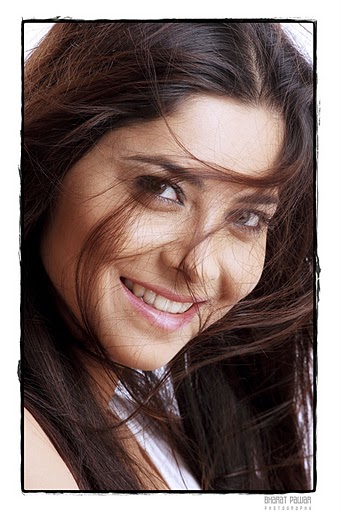 [sonali-kulkarni3.JPG]