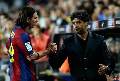 [frank-rijkaard-lionel-messi-2008-12-7-10-8-8.jpg]