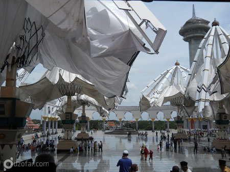 payung payung di depan masjid yang mau ditutup