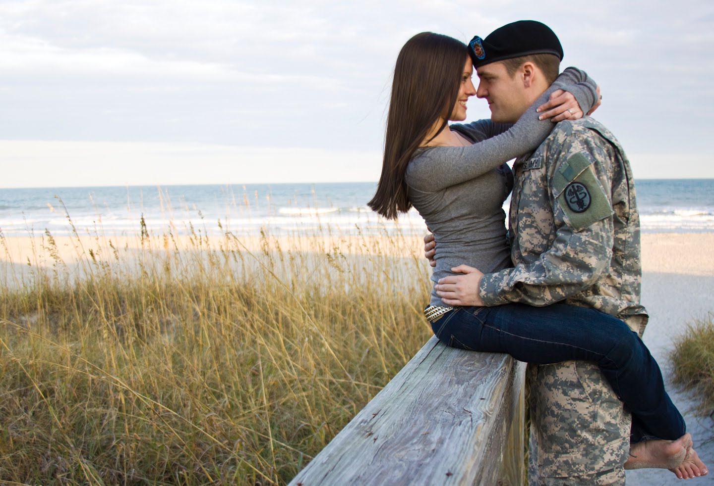 Военный парень с девушкой. Обнимает военного. Военный и девушка любовь. Фотосессия с парнем в форме. Девушки военные.