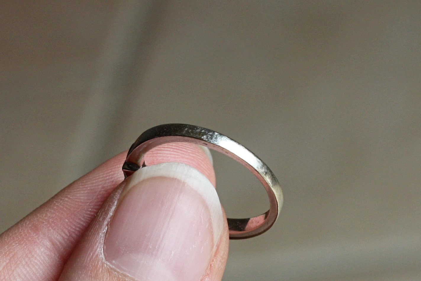 Черные полосы от золотого кольца. Кольцо из платины. Кольцо с царапинами. Царапины на Серебряном кольце. Золотое кольцо царапина.