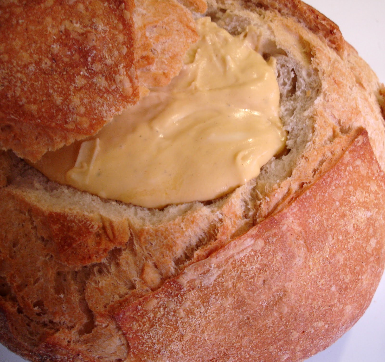 na cozinha da casa amarela Fondue de queijo no pão italiano