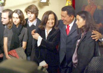 [Chavez+con++fam+de+Ingrid+Betancourt.jpg]