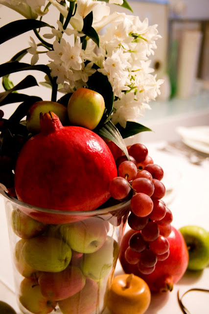 Easy Table Christmas Decoration with flower and fruit arrangenment