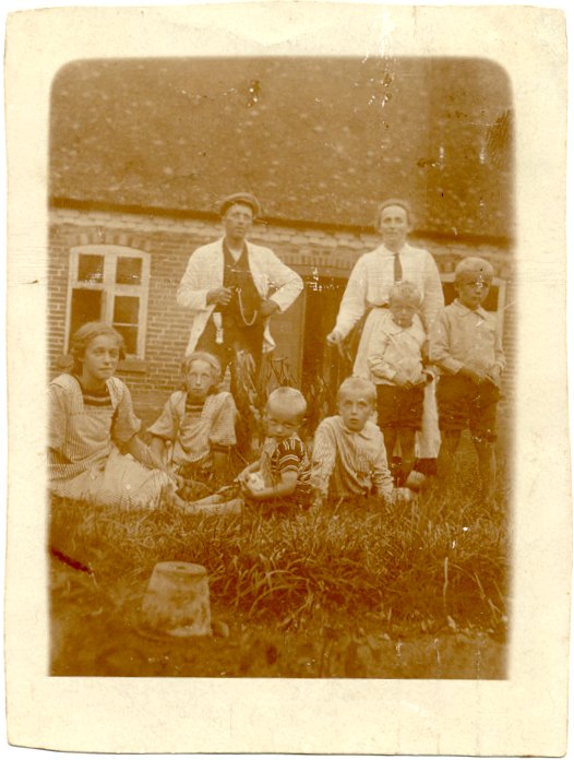 [Maren+og+Jacob+med+børnene,+ca.+1920.jpg]